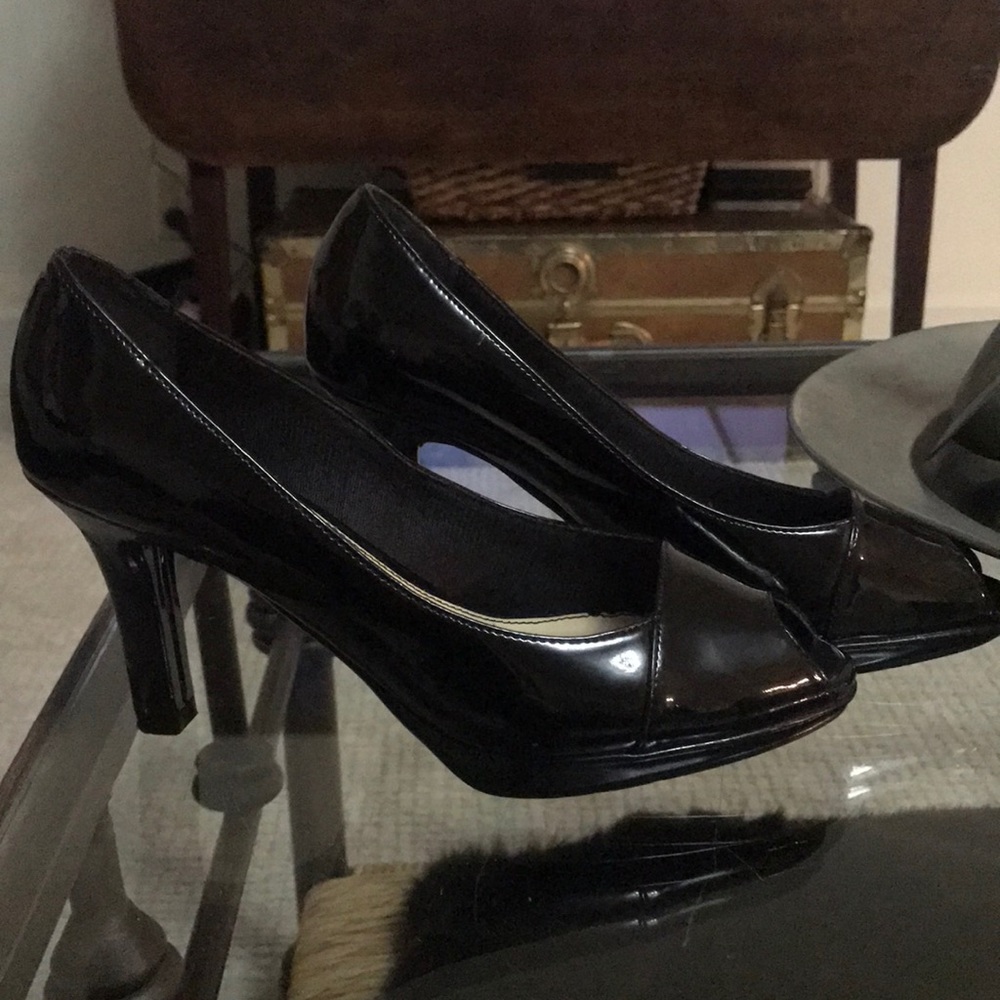 Black medium heel peep toe pumps